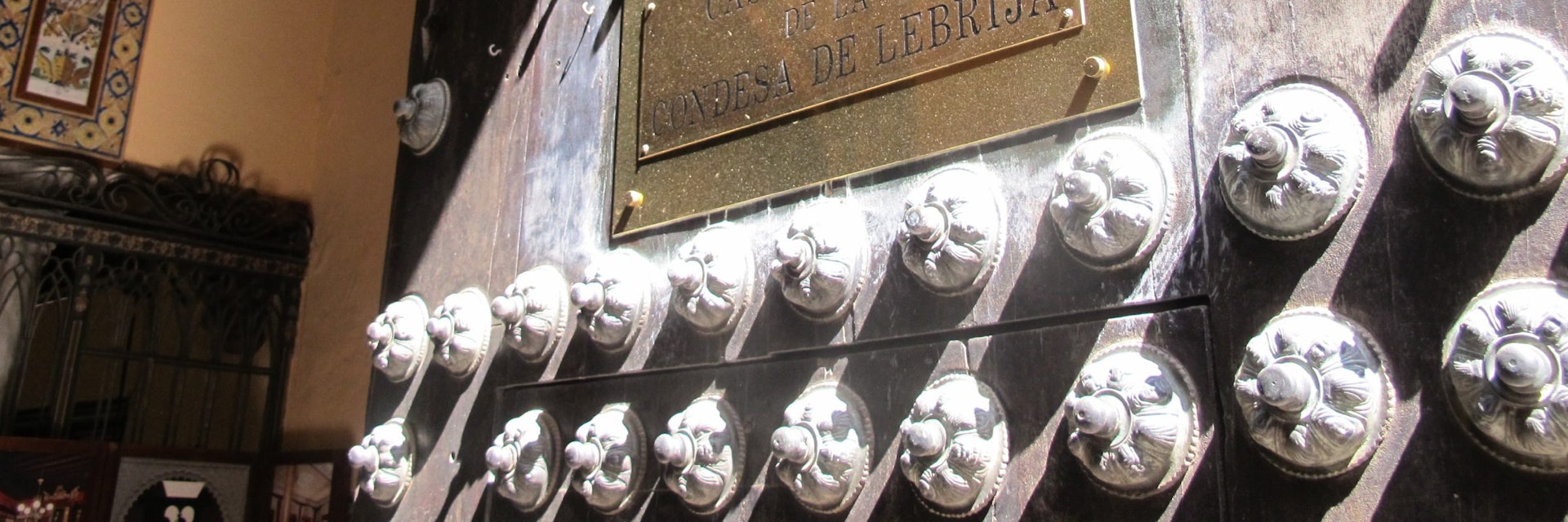 Palacio de Lebrija sign on door.