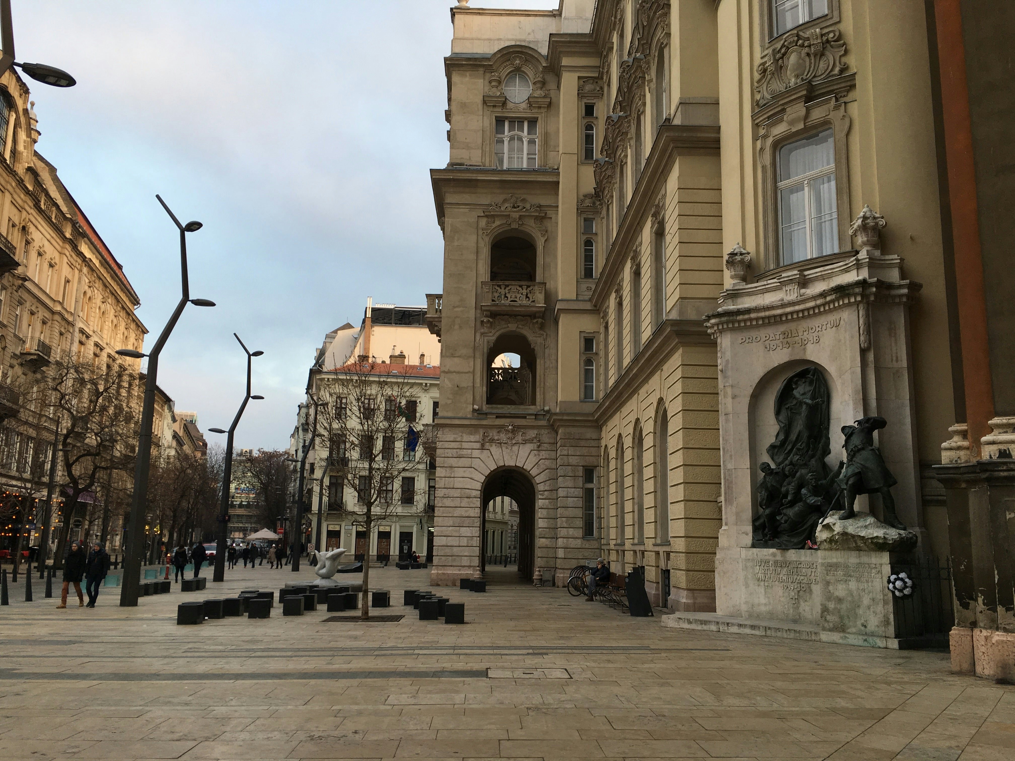 Egyetem Square (University Square).