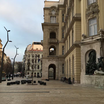 Egyetem Square (University Square).