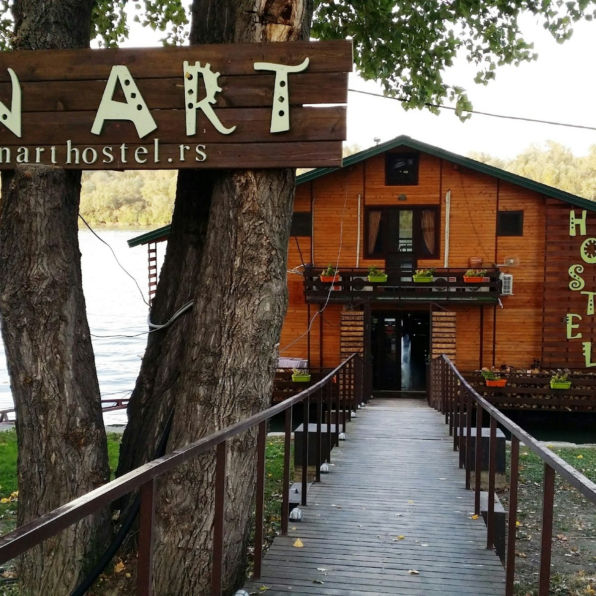 San Art Floating Hostel, a house-raft on the Danube