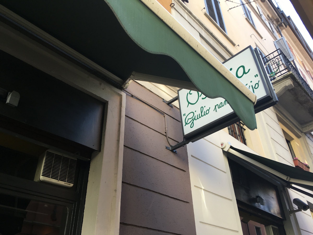 Giulio Pane e Ojo restaurant sign.
