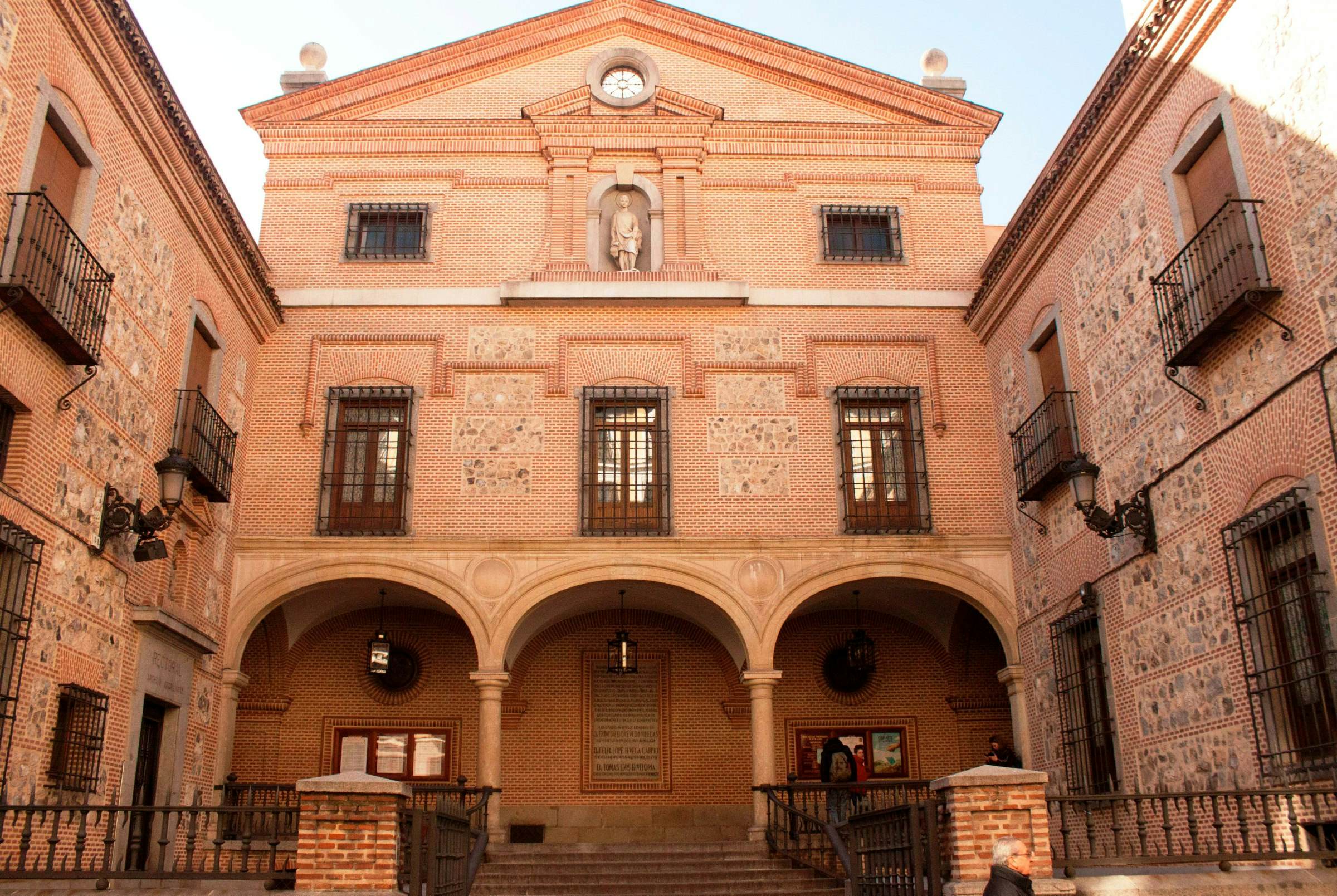 The entrance to Iglesia de San Ginés  from Calle Arenal.