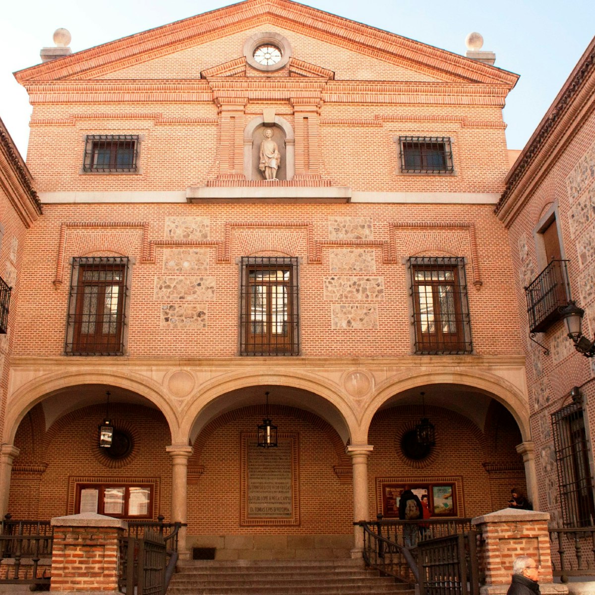 The entrance to Iglesia de San Ginés  from Calle Arenal.