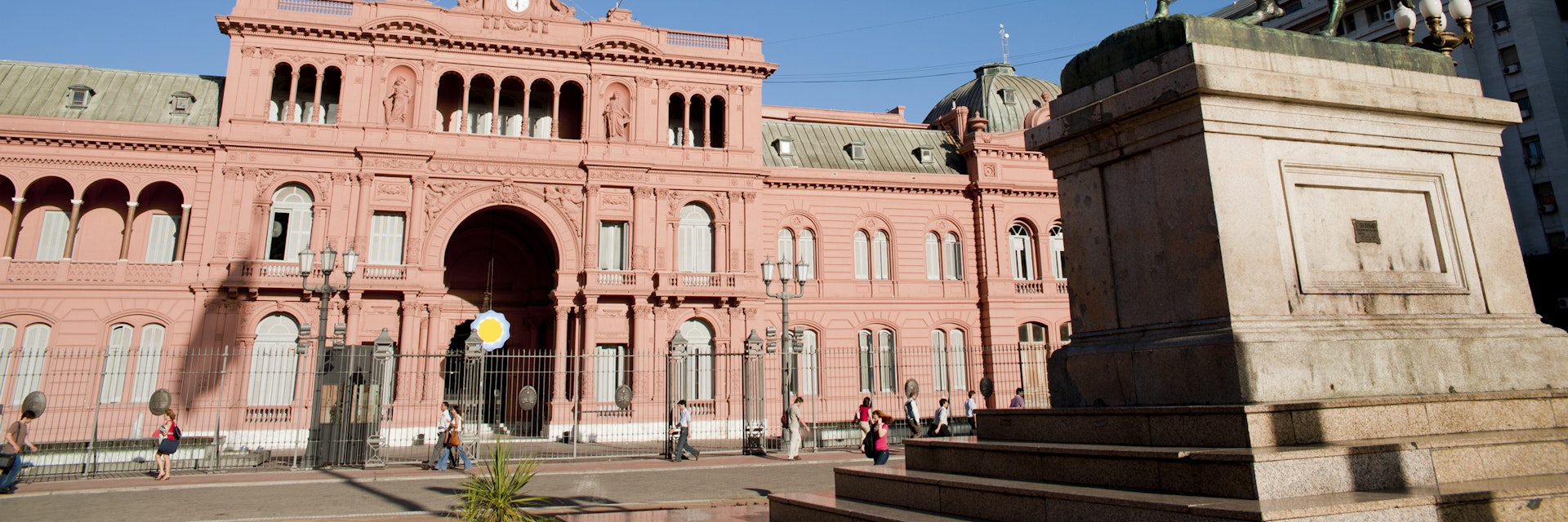 General Belgrano's statue and Casa Rosada