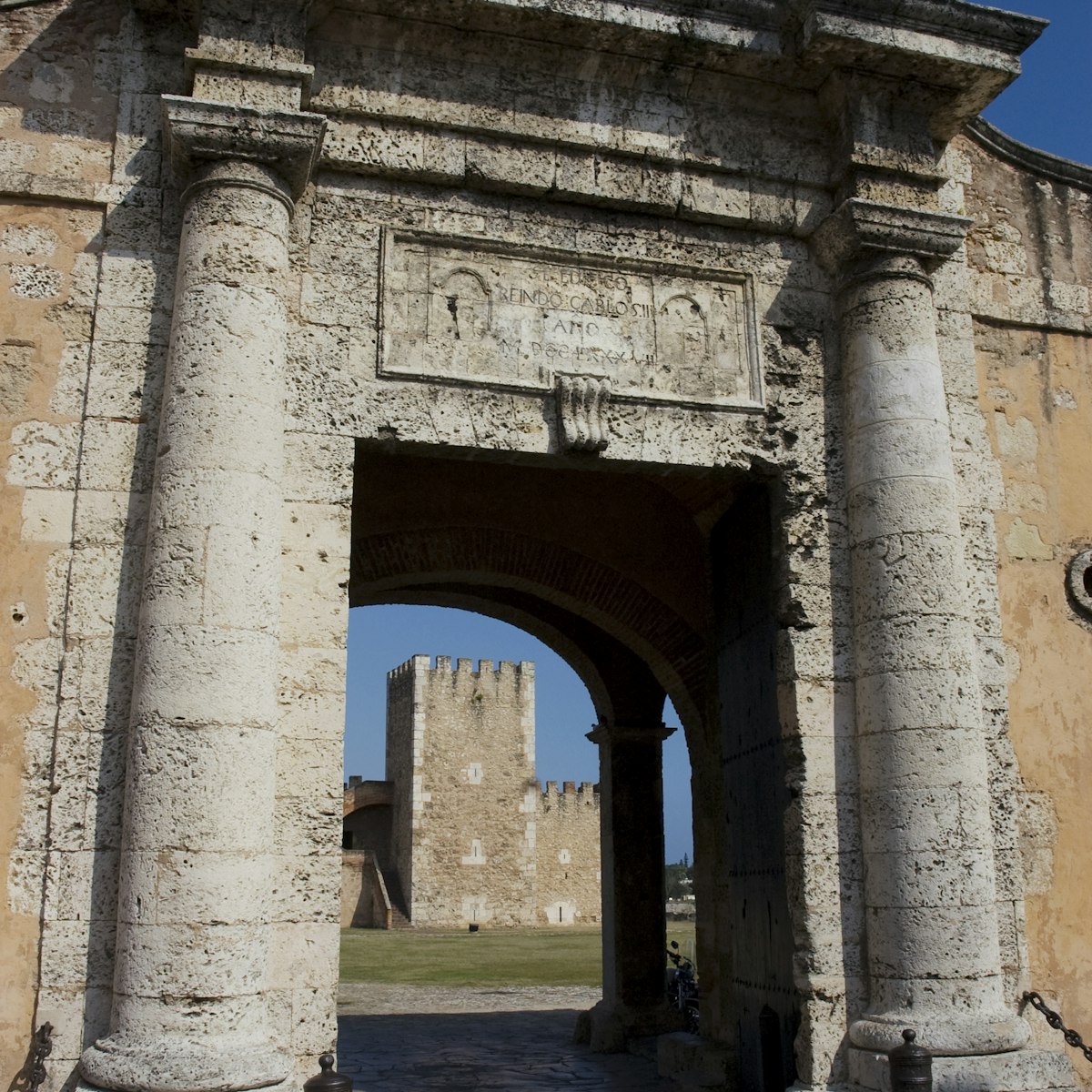 Charles III gate with Tower of Homage in background, Fortaleza Ozama.
