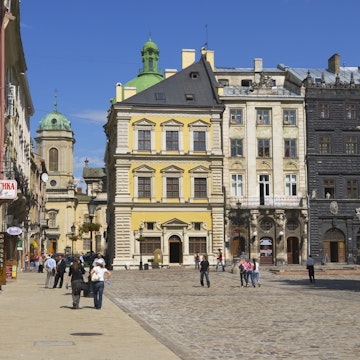 Ploshcha Rynok (Market Square) with historic buildings Black Mansion and Dominican Cathedral in background.