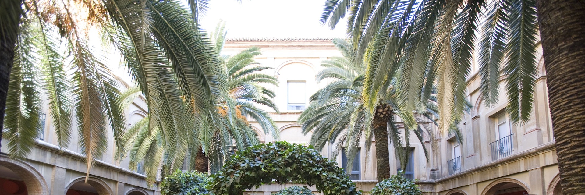 Forecourt of Museo de Bellas Artes(National Museum of Beautiful Arts), Central.