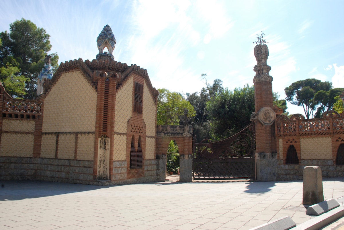 Outisde of Pavellons Güell from far