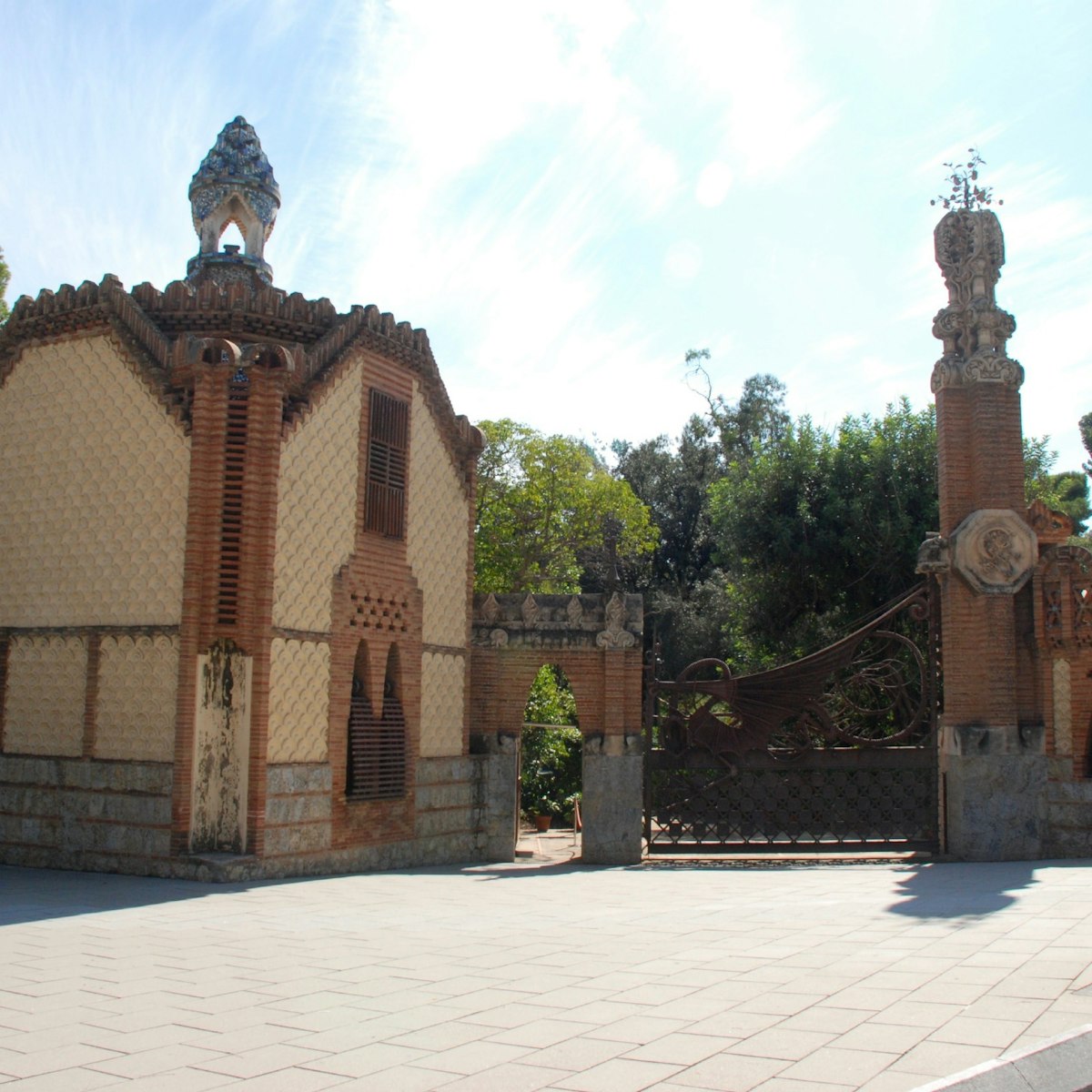 Outisde of Pavellons Güell from far