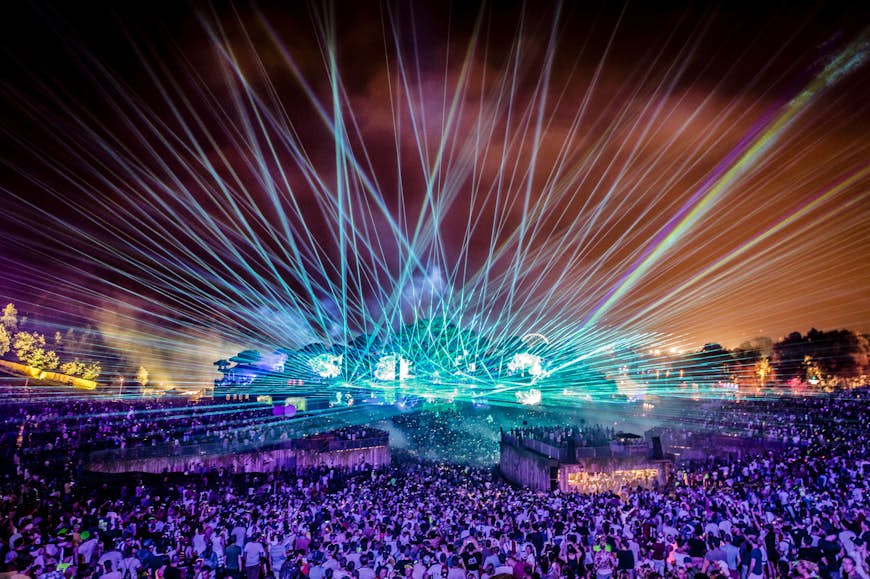 Lumières vives au festival Tomorrowland EDM à Boom, en Flandre 