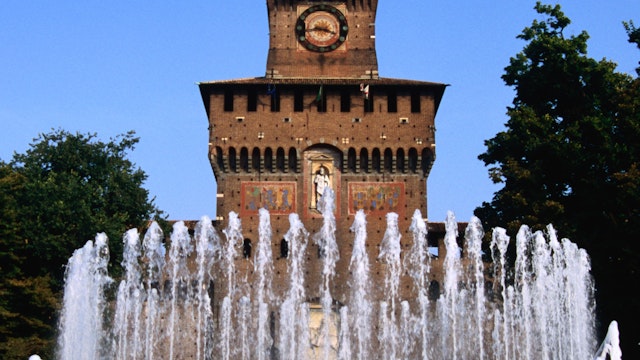 Fountain in front of tower of Castello Sforzesco.