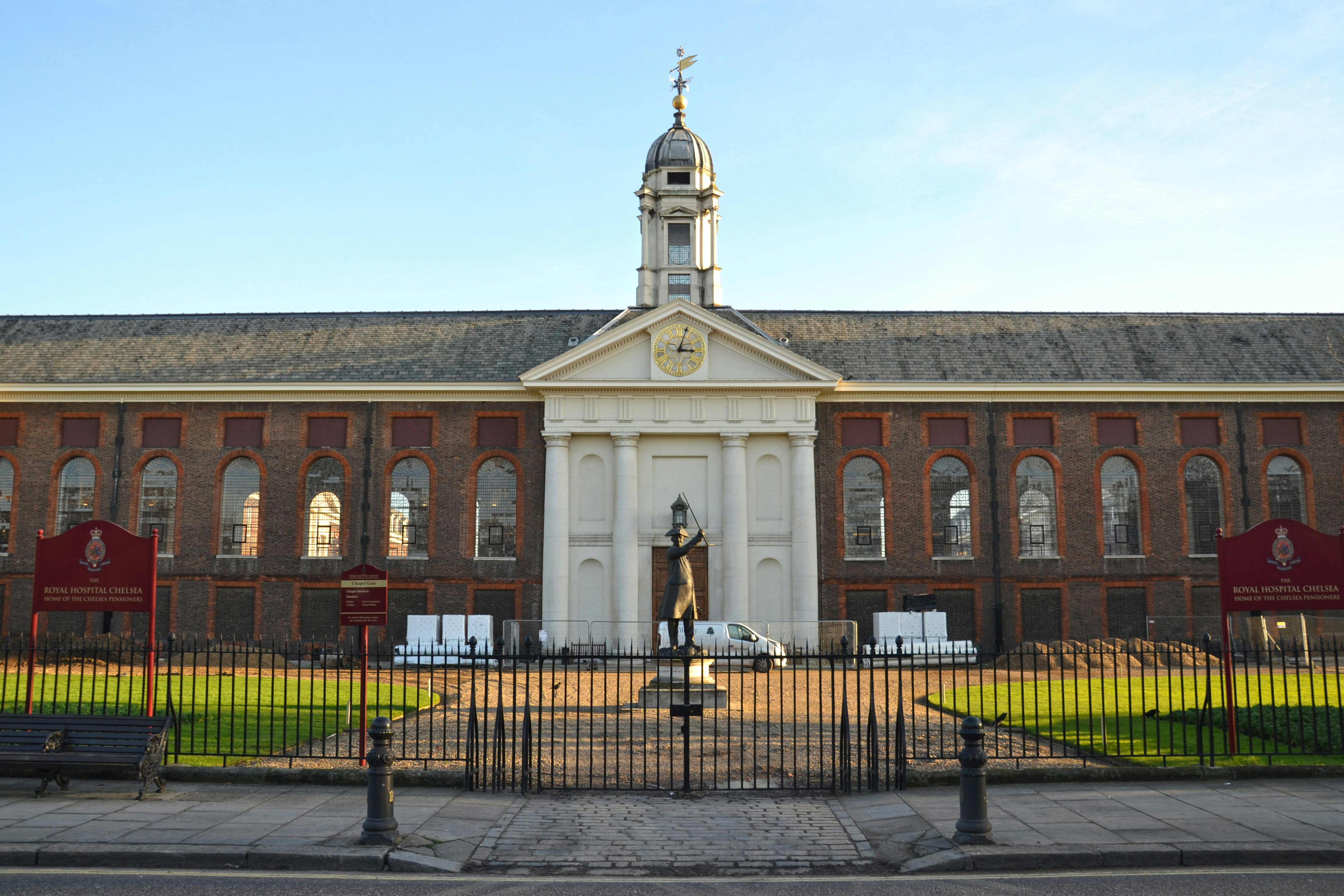 The front of Royal Chelsea Hospital, famous for housing the Chelsea Pensioners