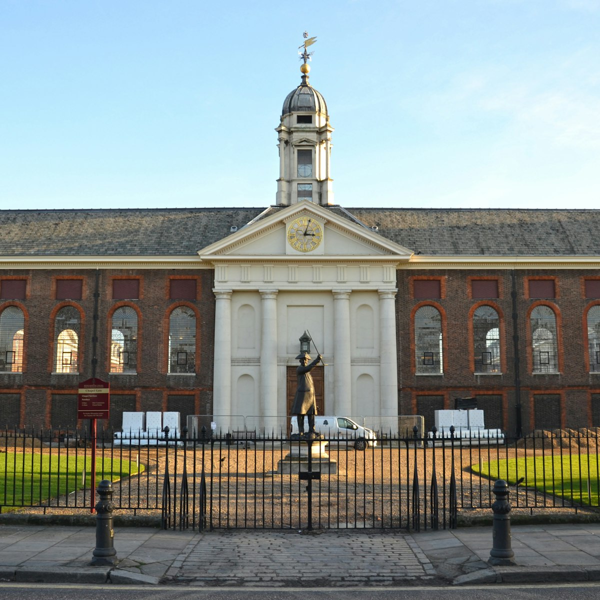 The front of Royal Chelsea Hospital, famous for housing the Chelsea Pensioners