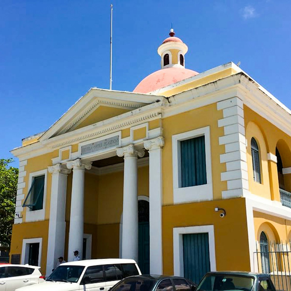 Sideview of Escuela de Artes Plasticas.