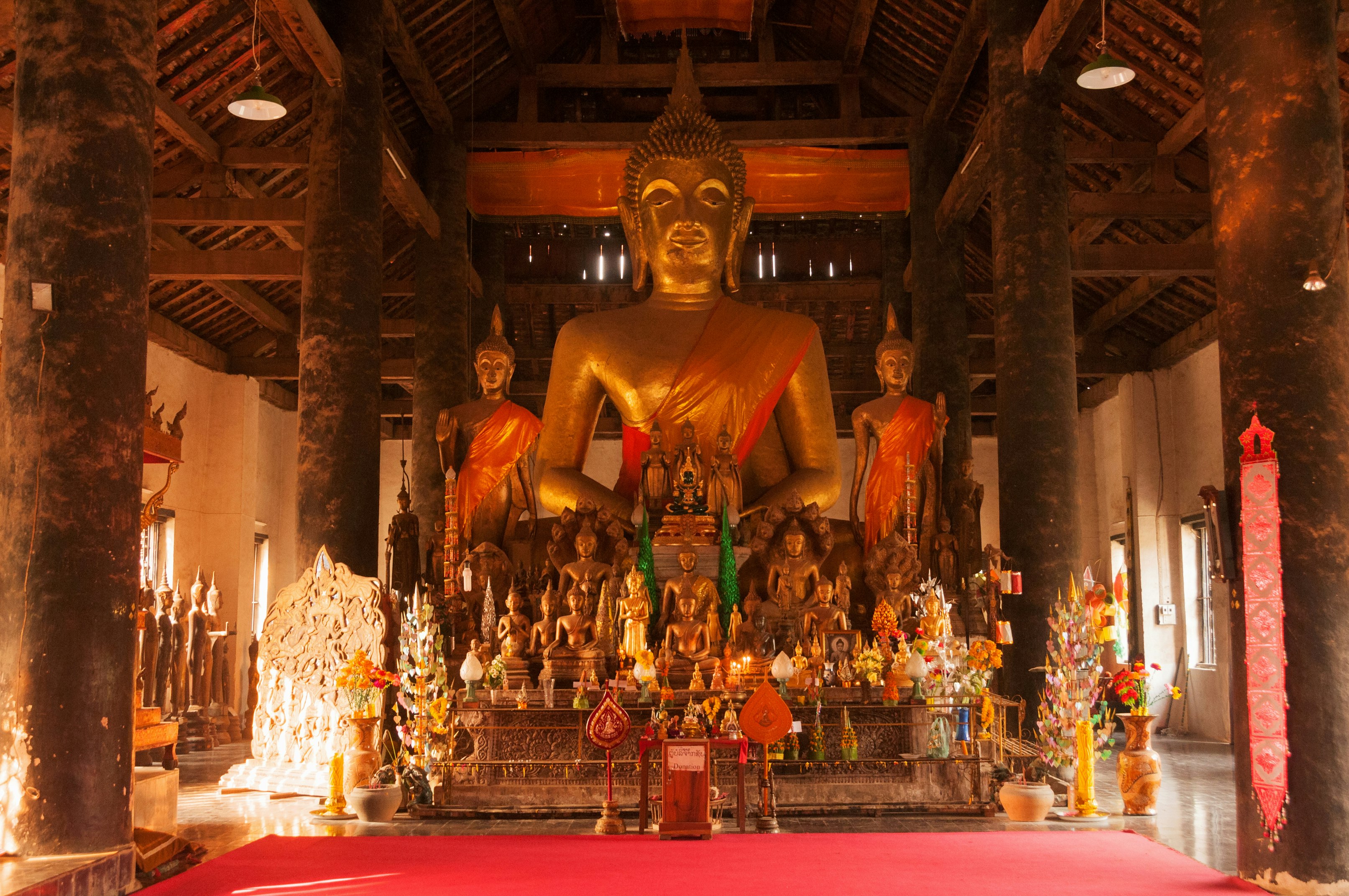 Wat Wisunarat (Wat Visoun), interior Buddha figure