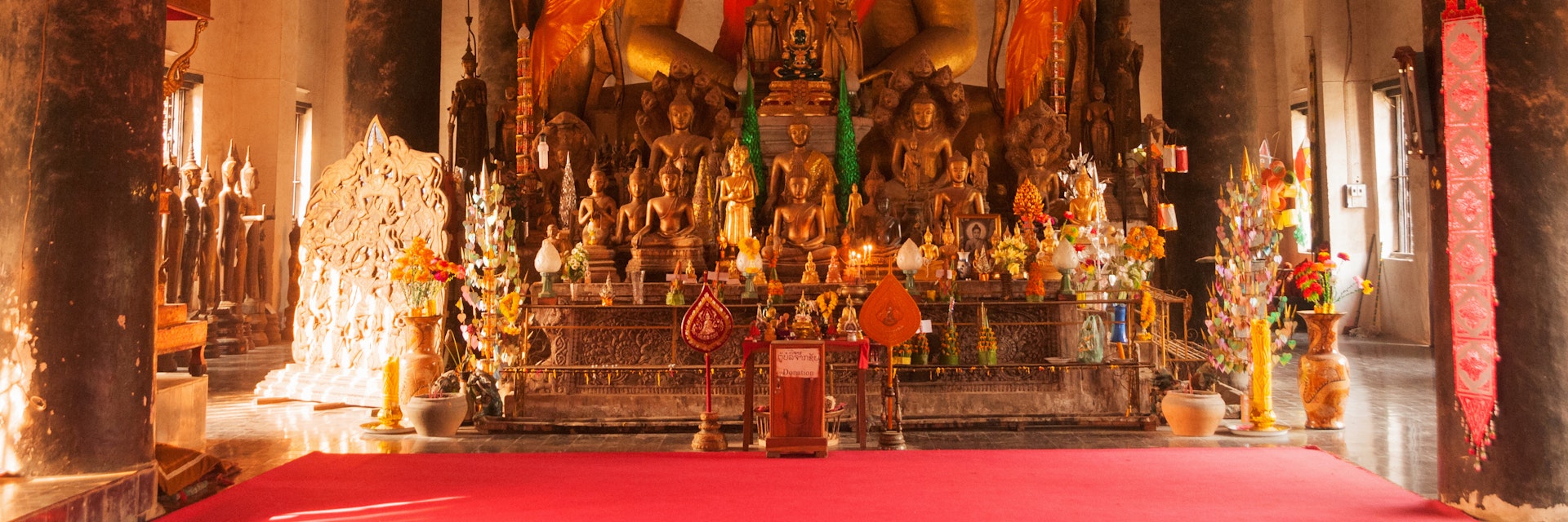 Wat Wisunarat (Wat Visoun), interior Buddha figure
