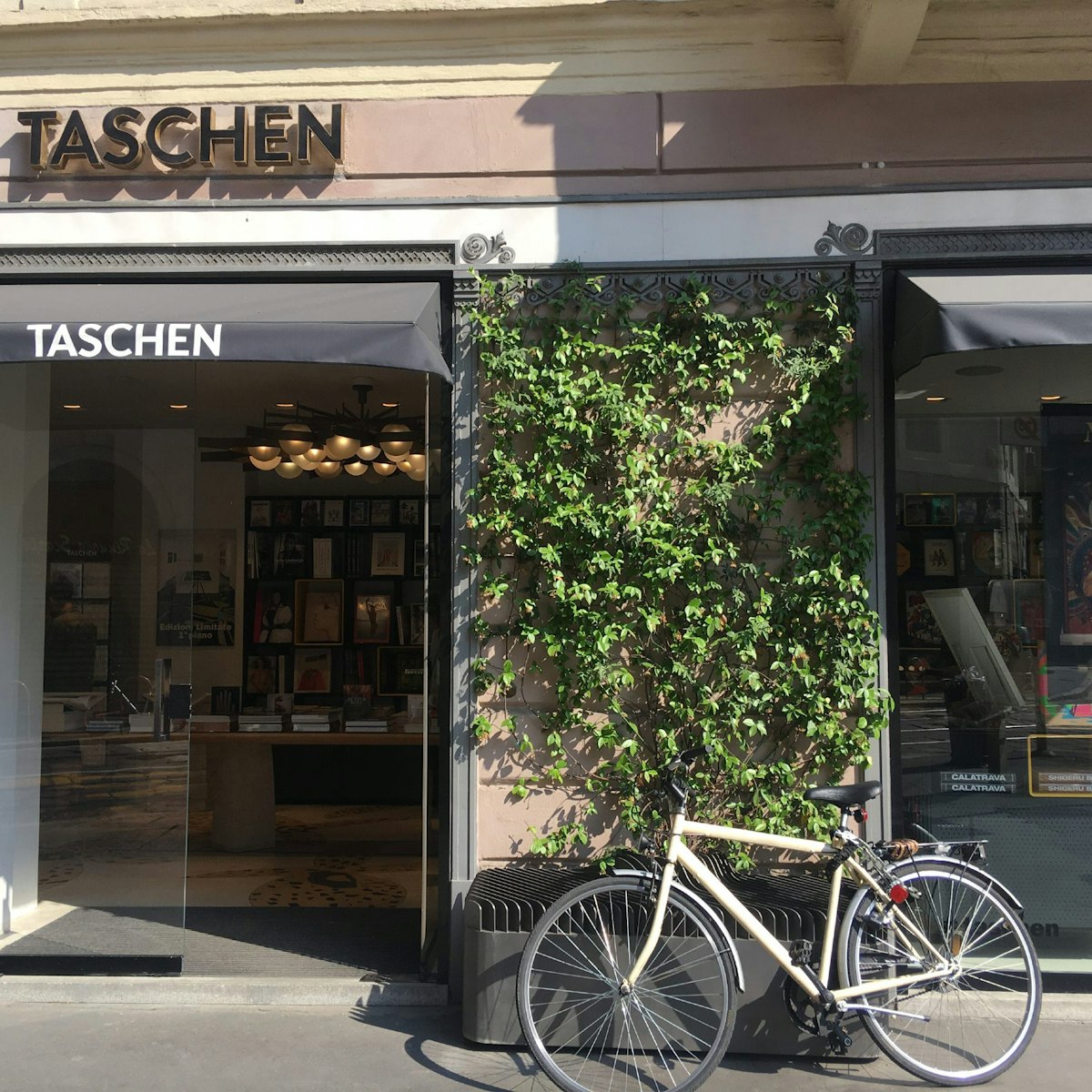 Taschen shop front