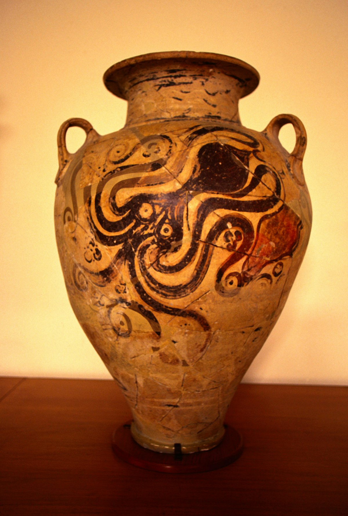 An urn: exhibit in the Archaeological Museum - Iraklio, Iraklio Province, Crete