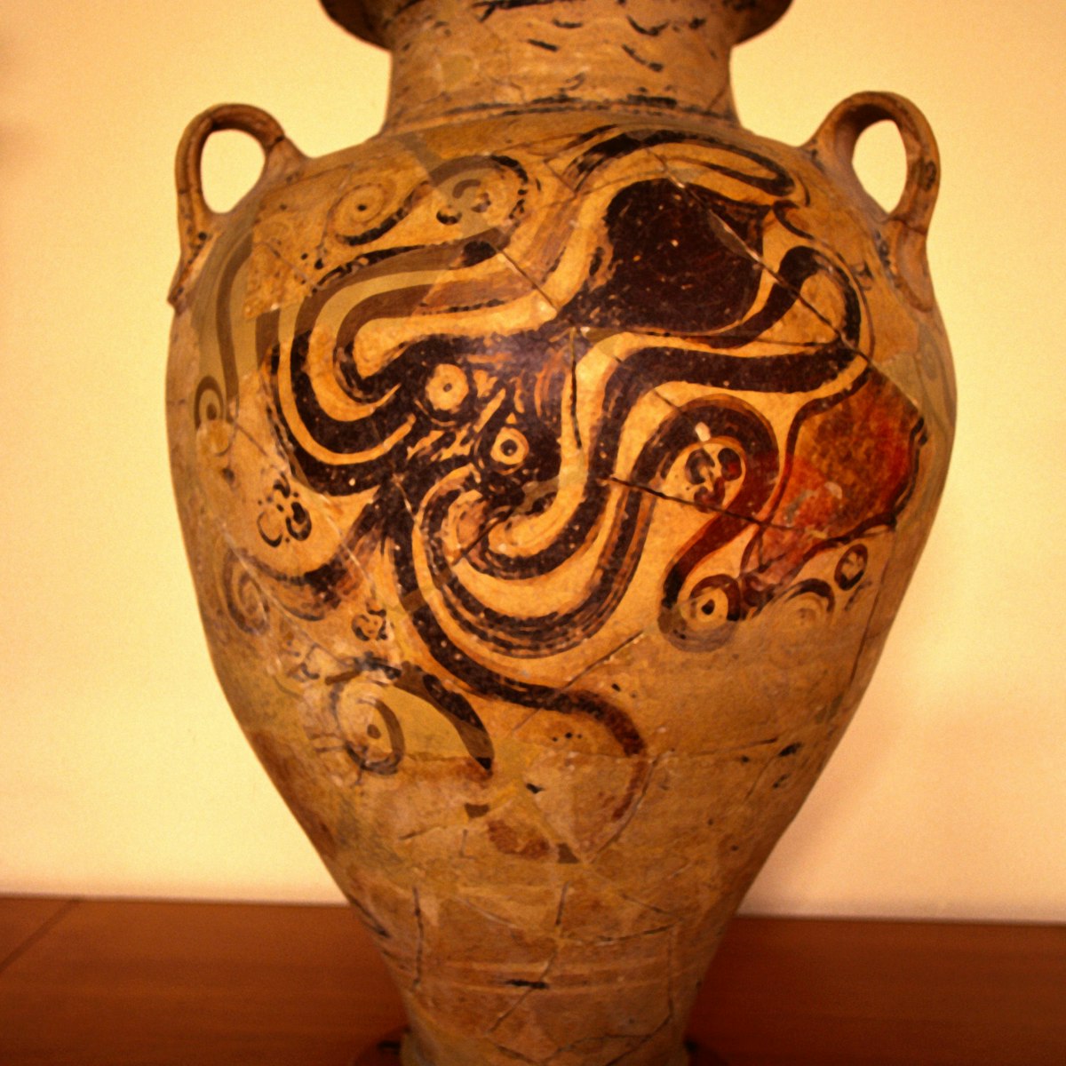 An urn: exhibit in the Archaeological Museum - Iraklio, Iraklio Province, Crete