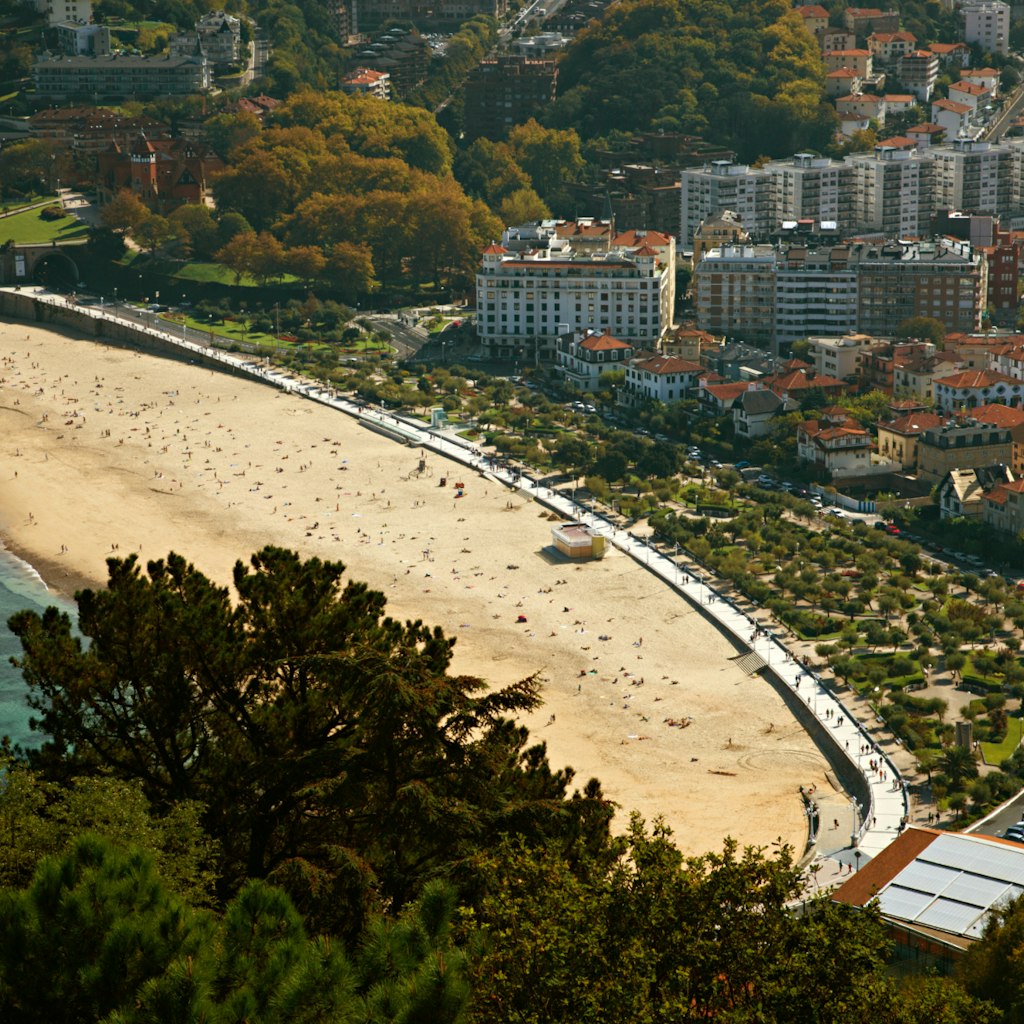 Elevated view of Playa de Ondarreta beach from Monte Igueldo, San Sebastian, Guipuzcoa Province, Basque Country Region, Spain