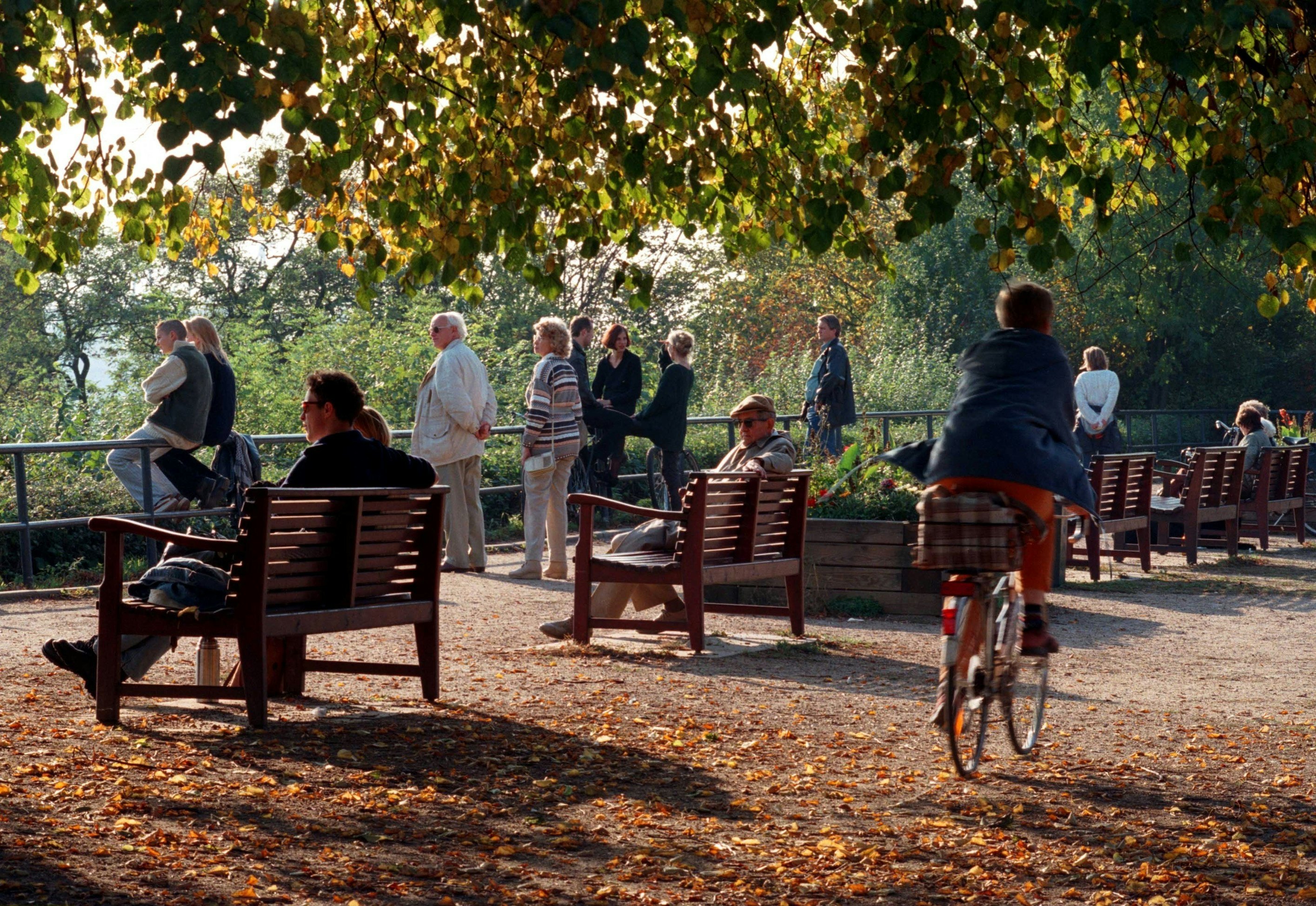 (GERMANY OUT) Hamburg: herbstliche Szene auf dem Altonaer Balkon in Altona. Sie Menschen sitzen in der Sonne auf B?nken und dem Gel?nder und schauen auf die Elbe. Aufnahmedatum:1999. (Photo by Schwartz/ullstein bild via Getty Images)