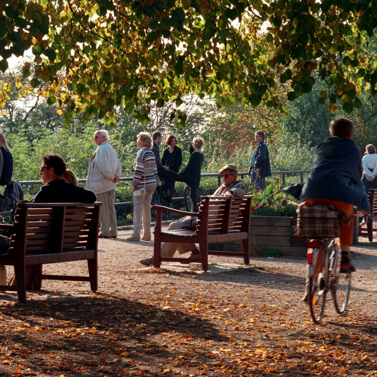 (GERMANY OUT) Hamburg: herbstliche Szene auf dem Altonaer Balkon in Altona. Sie Menschen sitzen in der Sonne auf B?nken und dem Gel?nder und schauen auf die Elbe. Aufnahmedatum:1999. (Photo by Schwartz/ullstein bild via Getty Images)
