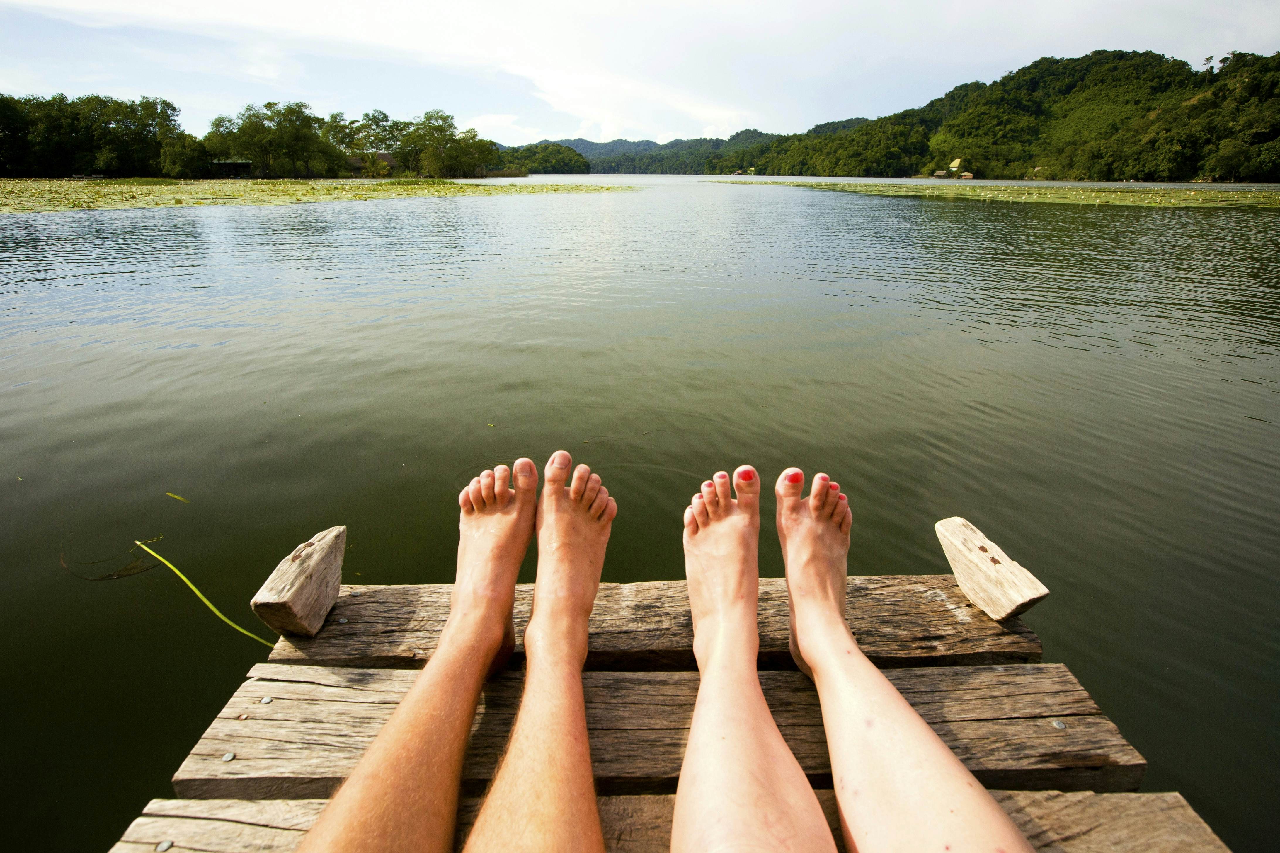 Путешествующие ноги. Андреевский карьер Калужская область. Ноги на речке. Ноги в озере. Лето нога.