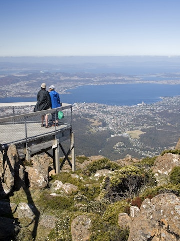 Australia, Tasmania, Hobart. Tourists take in the spectaular view of Hobart from the top of Mount Wellington at 1271m.