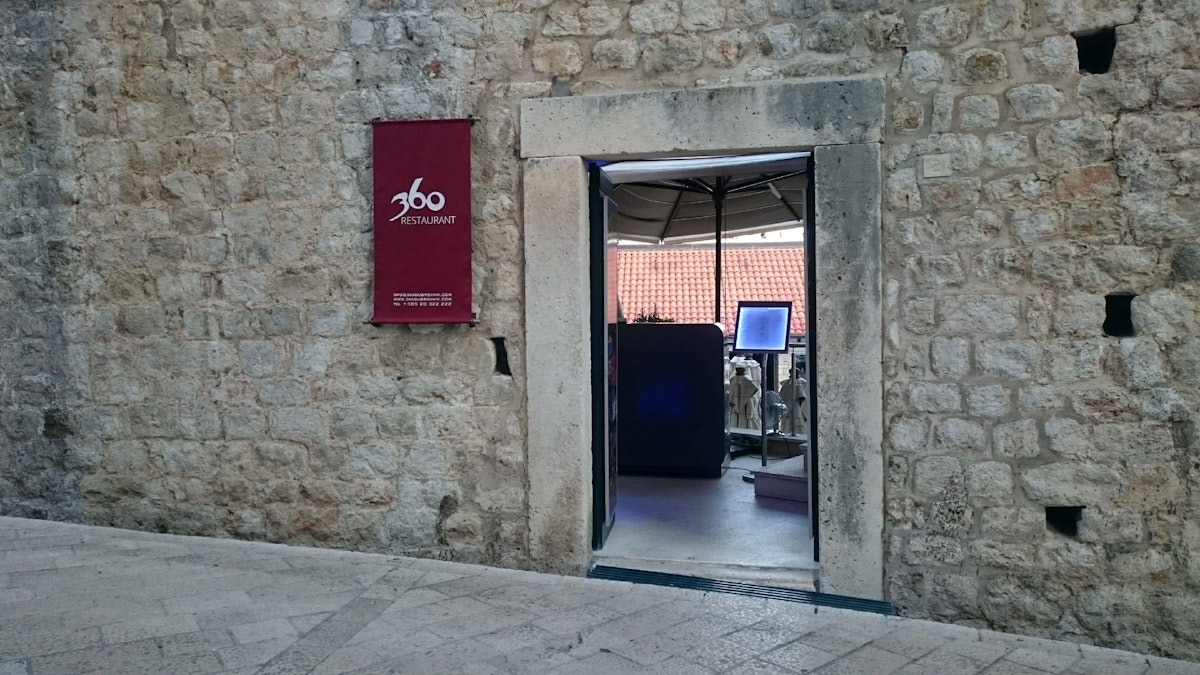 The main entrance to the restaurant 360° from Sv. Dominika street