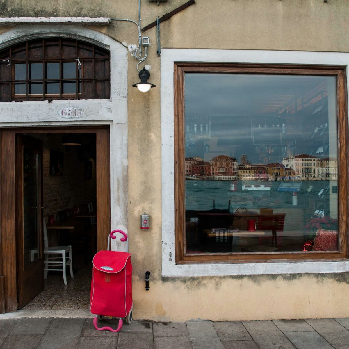 The  entrance to Osteria da Moro with the Zattere reflected in its window
