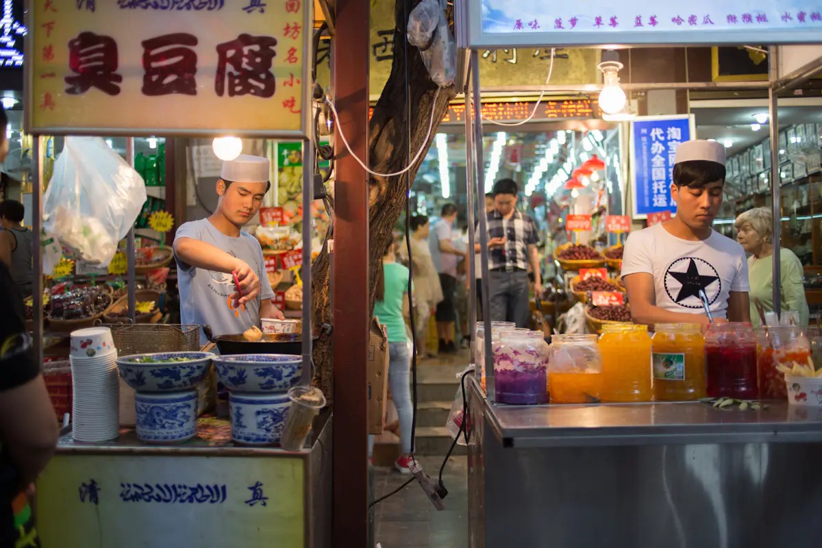 Barrio Musulmán de Xi’an con mercados tradicionales iluminados al anochecer.