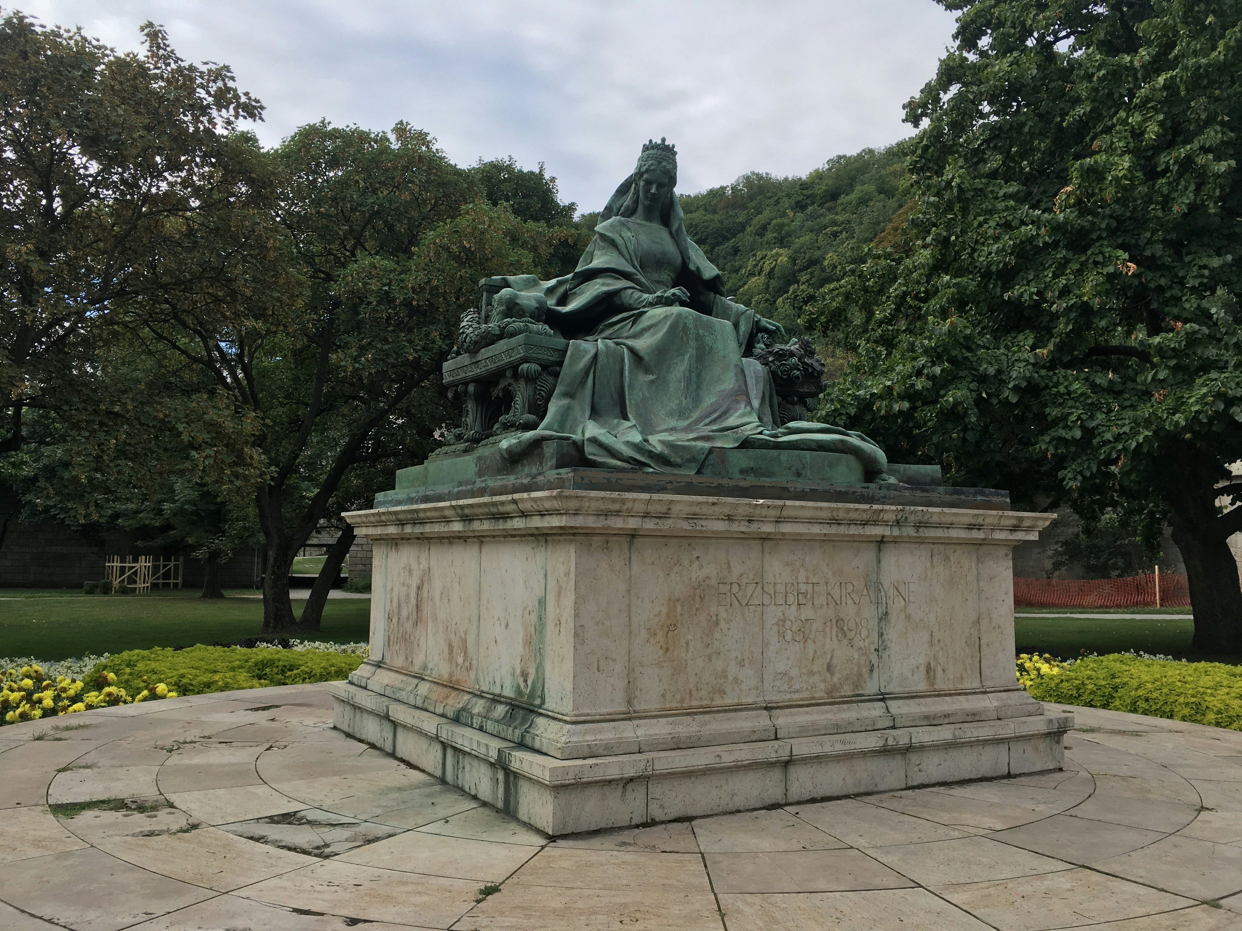 Image of Queen Elizabeth Statue
