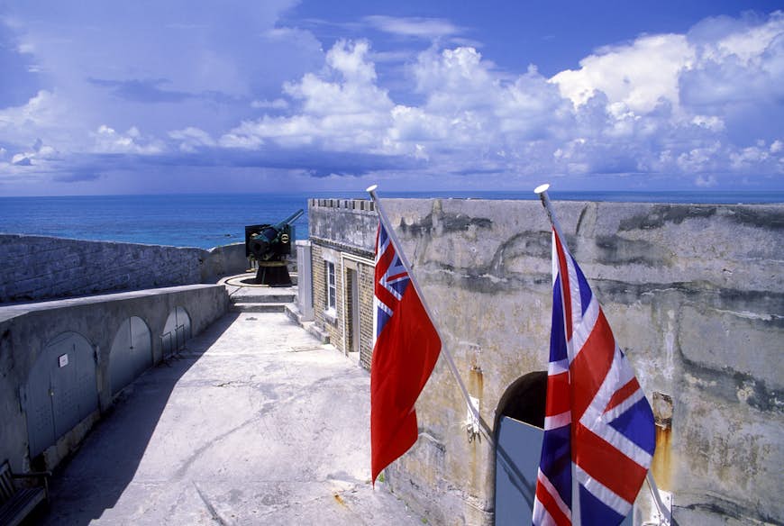 Flaggor på Fort St Catherine på ön Bermuda