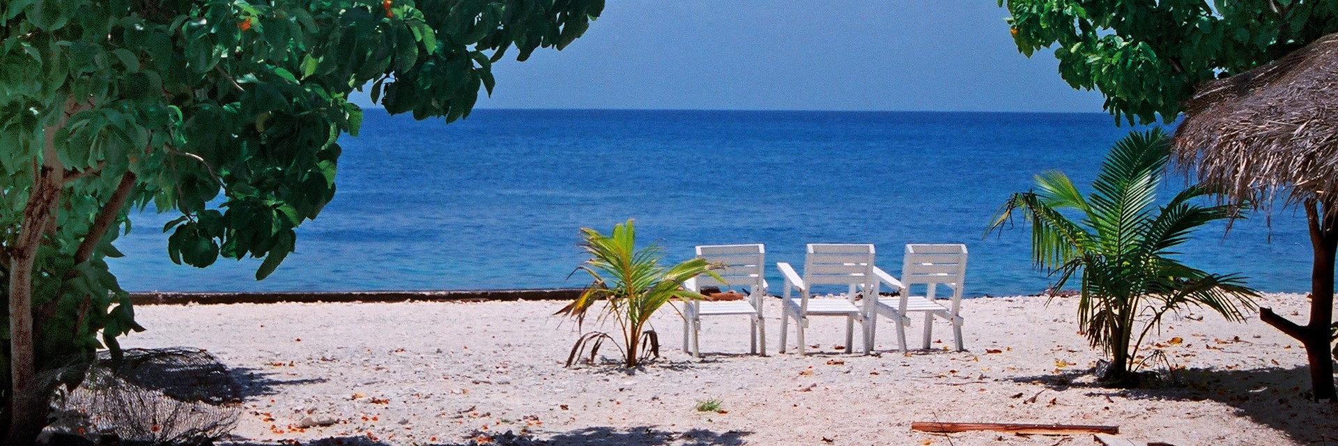 Dans le village de Tiputa sur l'atoll de Rangiroa aux Tuamotu, Polyn?sie Fran?aise.Scan d'un n?gatif.
