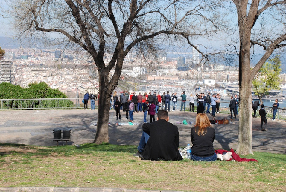 People admiring the view from the Jardins del Mirador