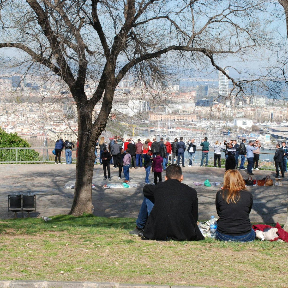 People admiring the view from the Jardins del Mirador
