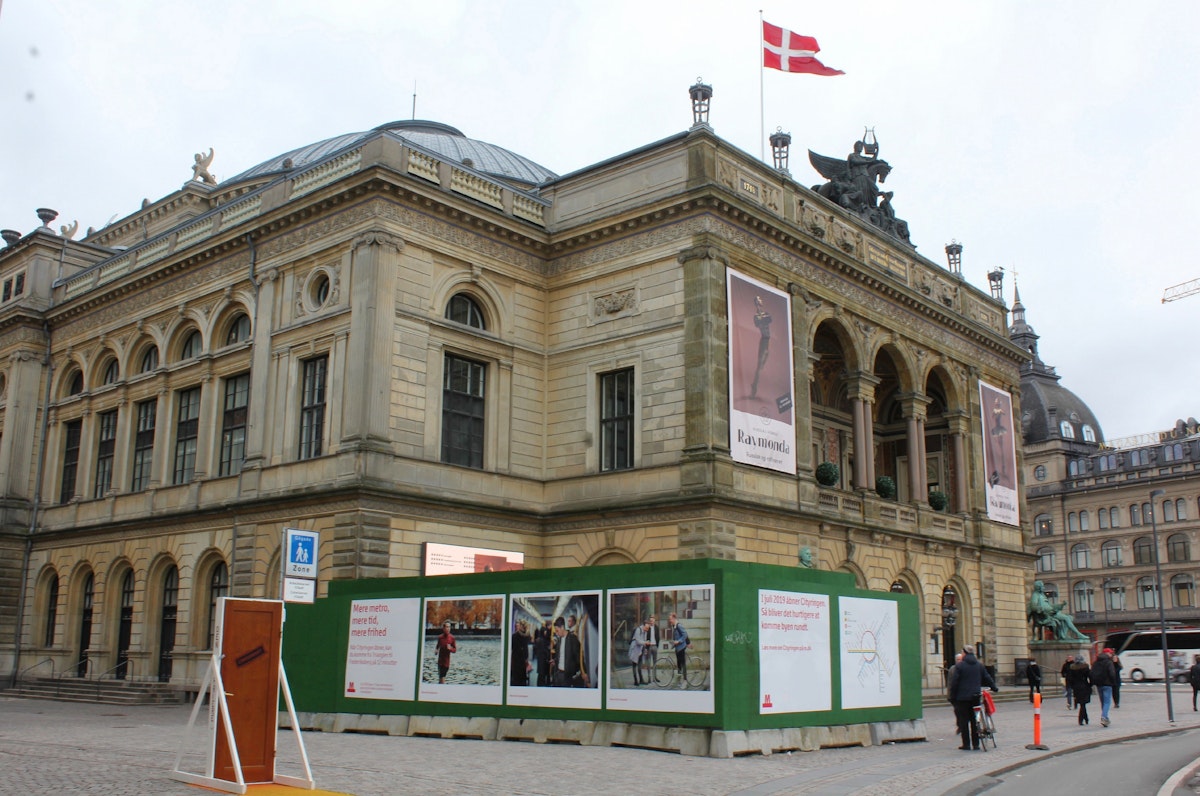 Det Kongelige Teater, exterior wide shot