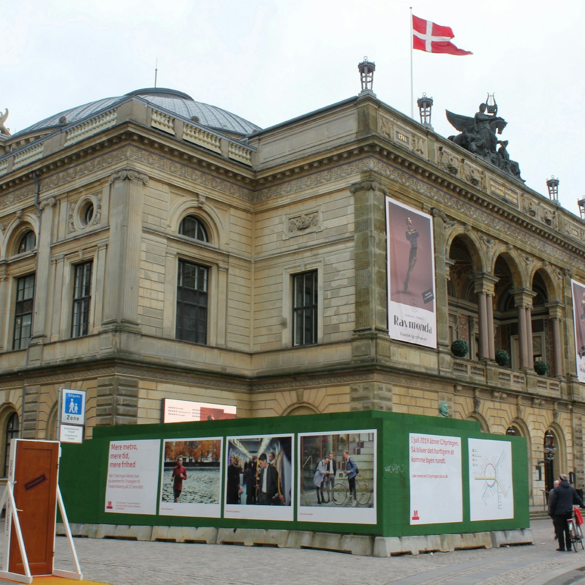 Det Kongelige Teater, exterior wide shot