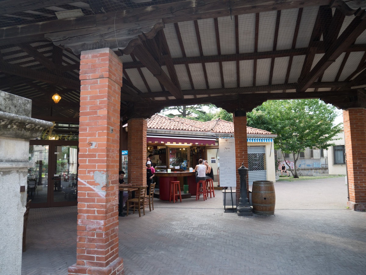 Al Mercà is housed under the portico of the old fish market