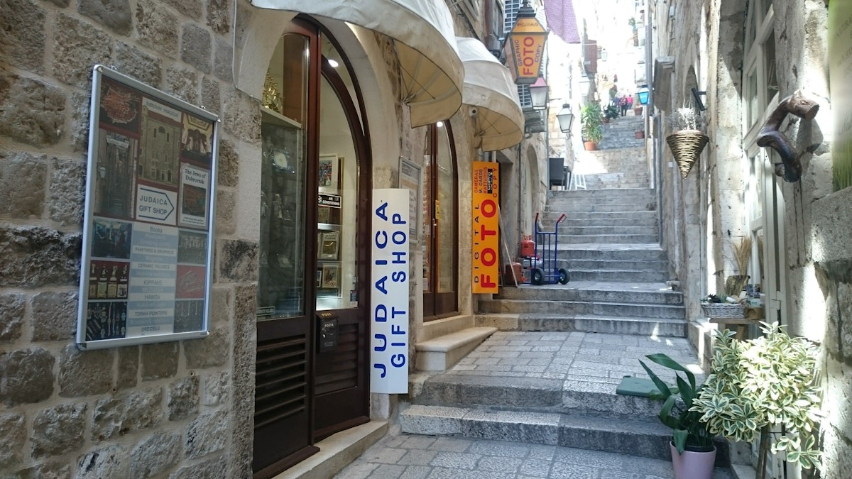 The view of Judaica shop and Photo studio Placa entrances