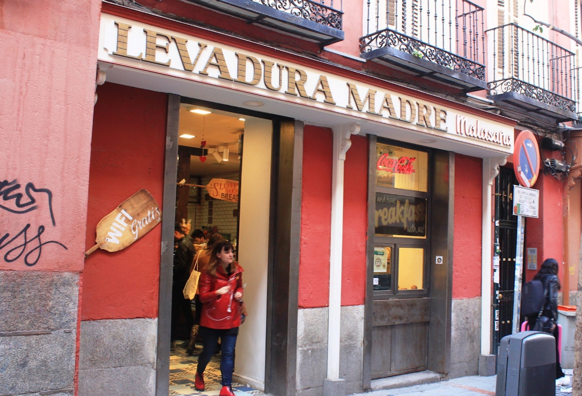 The bright red entrance to Levadura Madre Malasaña.