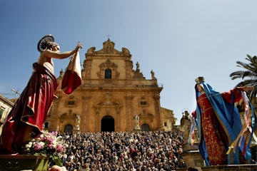 People gathered on steps of San Pietro for Madonna Vasa Vasa celebration on Easter Sunday.