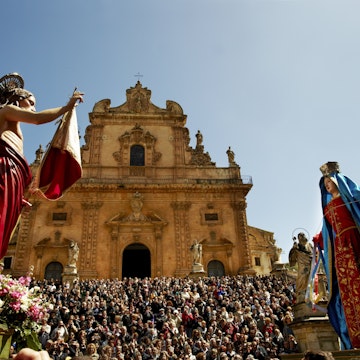 People gathered on steps of San Pietro for Madonna Vasa Vasa celebration on Easter Sunday.