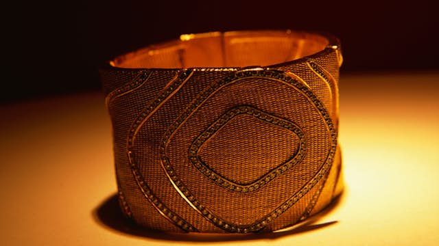 Fanourakis jewellery shop piece in Kolonaki.