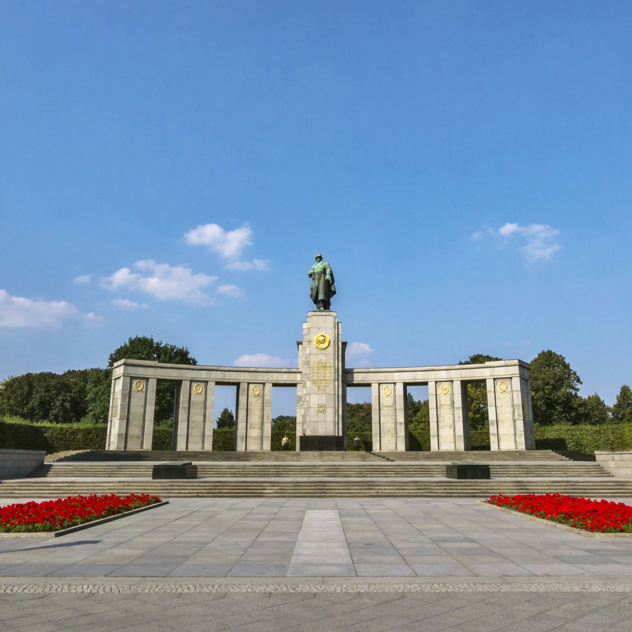 Sowjetisches Ehrenmal Tiergarten, Monument