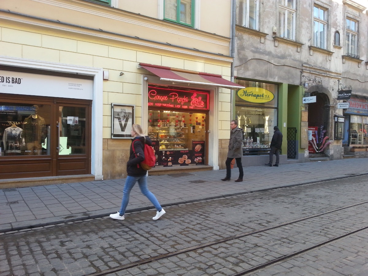 Gorace Paczki, as you head into the square, you'll notice this neon window