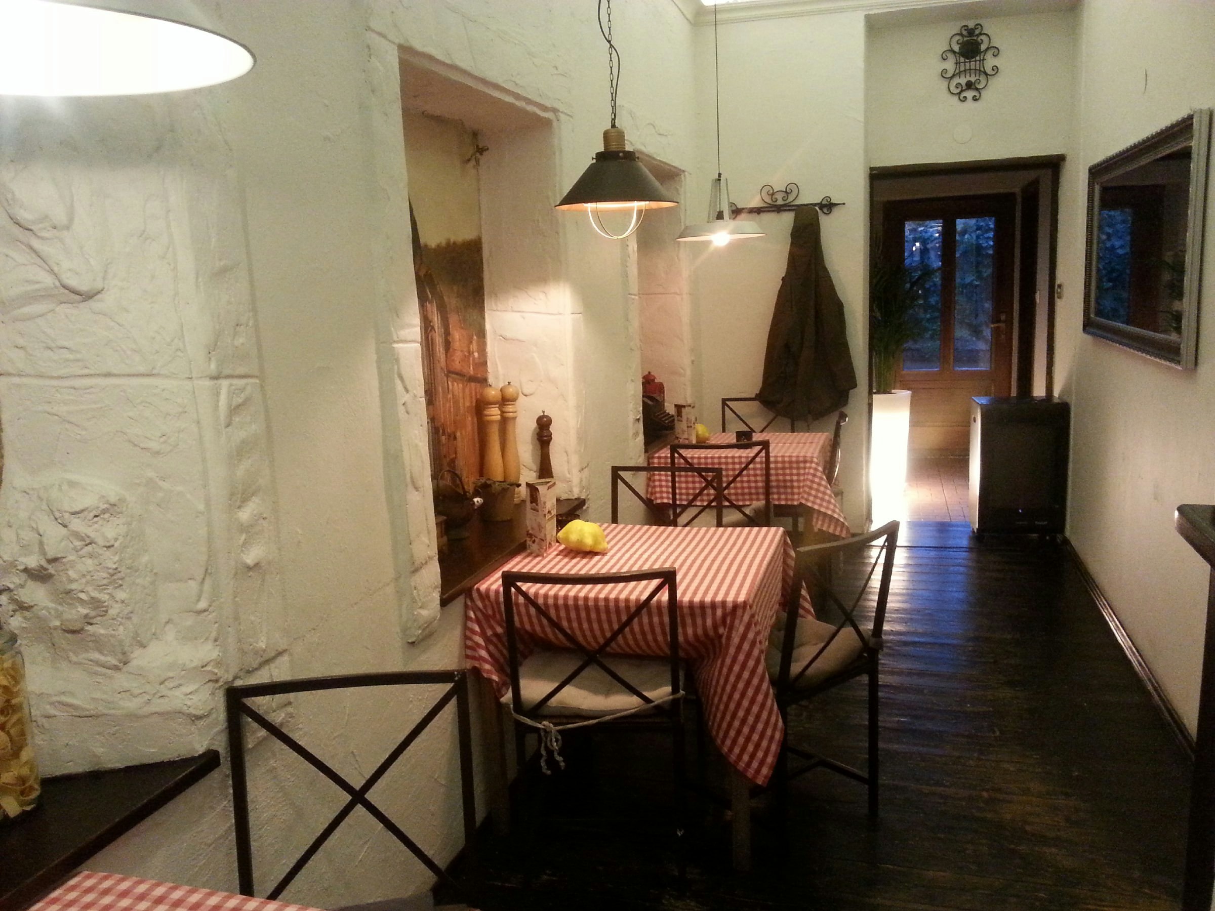 Kuchnia i Wino, side dining area.