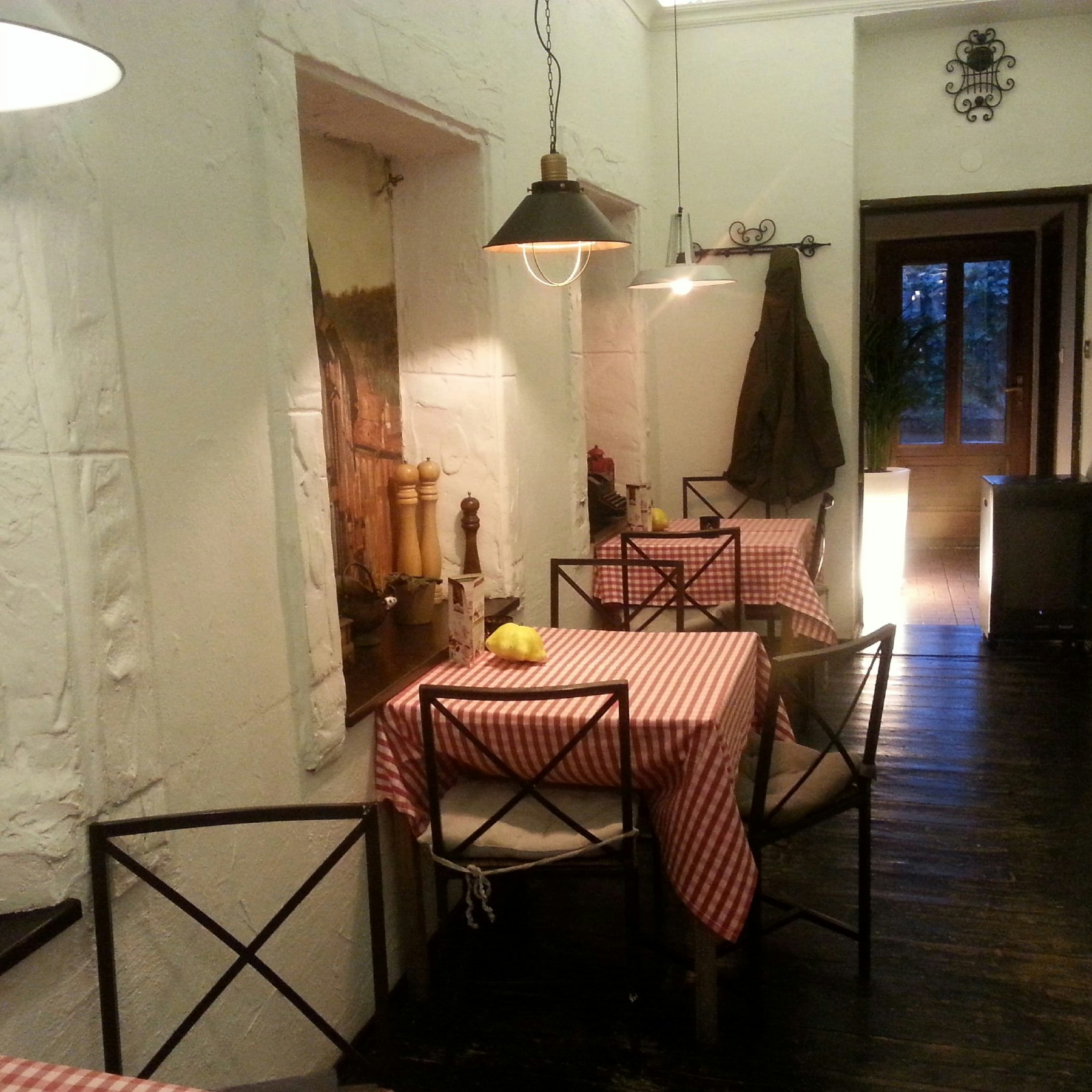 Kuchnia i Wino, side dining area.
