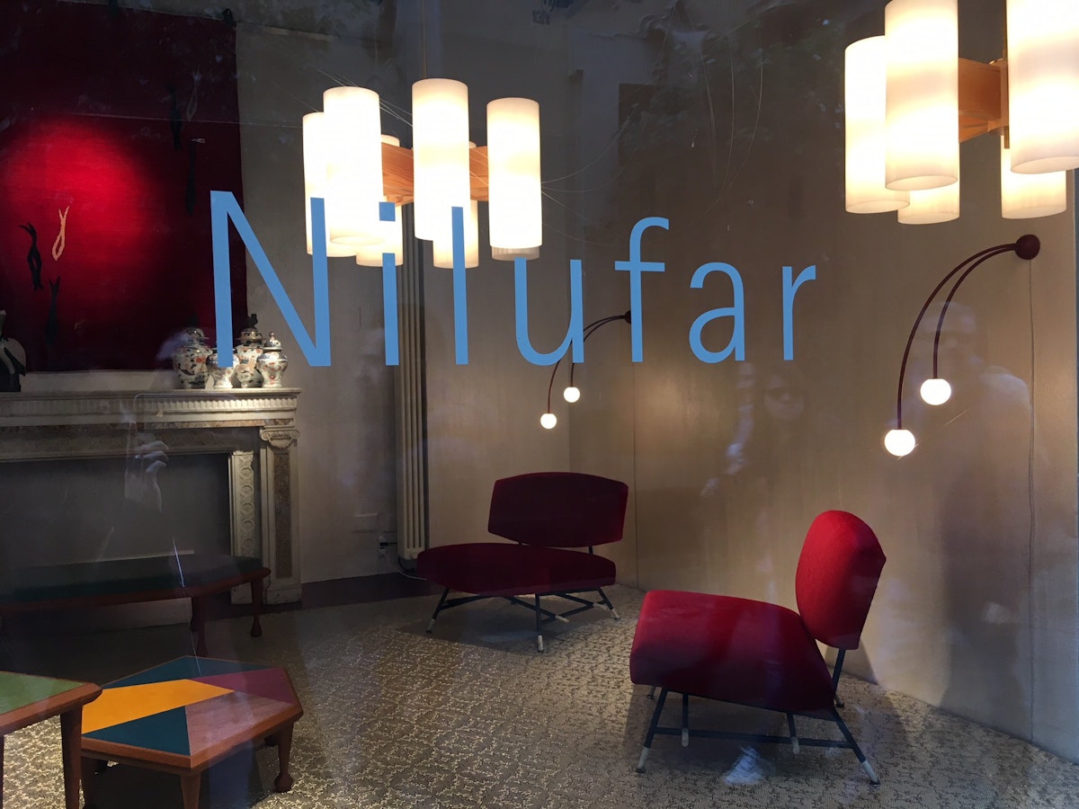 Close-up Nilufar shop window