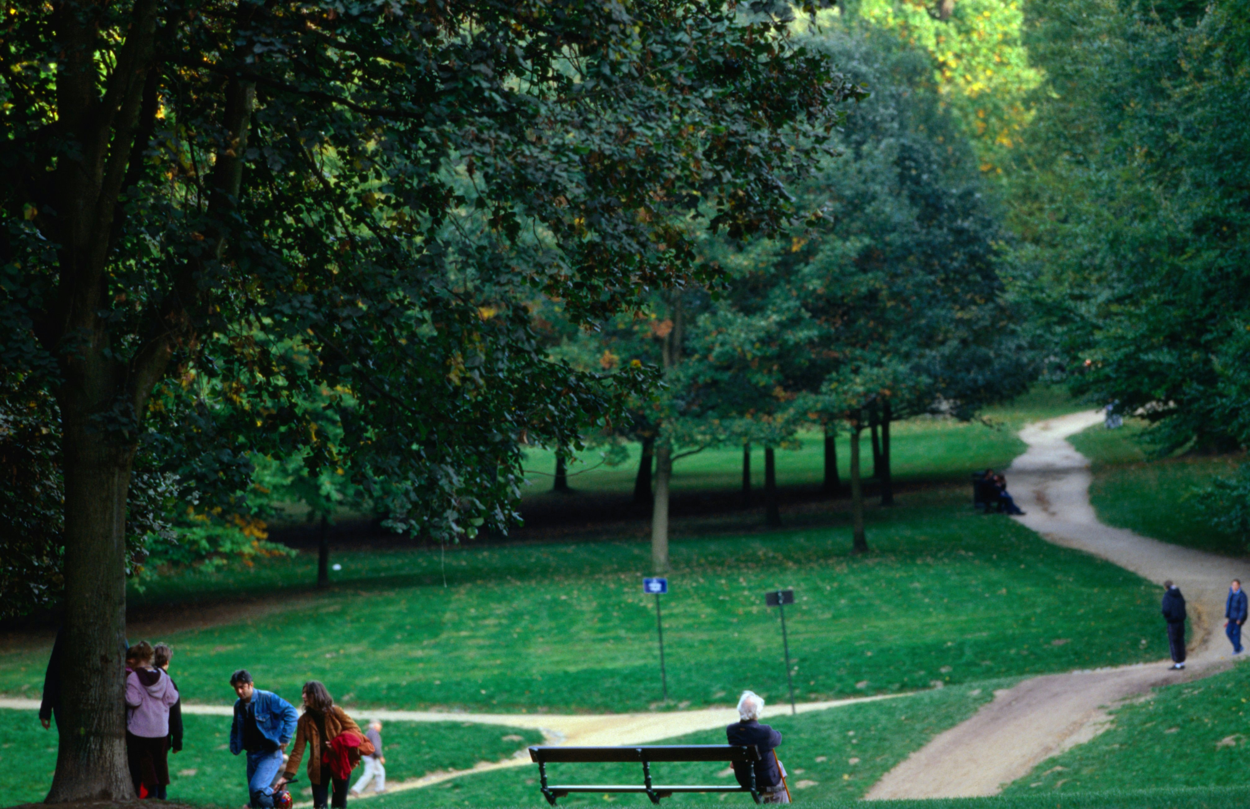 People enjoying Bois de la Cambre.